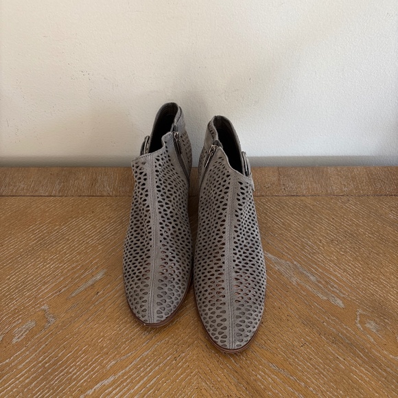 NWOB Grey Vince Camuto Cammo Phandra Cut Out Bootie Suze 11 - Picture 2 of 6